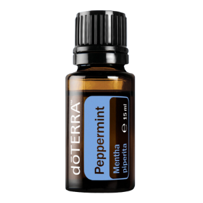 Ätherisches Öl von doTERRA in einer braunen Flasche mit Etikett "Peppermint".